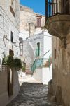 Un tipico vicolo del borgo storico di Ceglie Messapica, Puglia.
