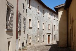 Un tipico vicolo nel centro del borgo di Pennabilli, Emilia Romagna.
