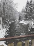 Un torrente in inverno con la neve a Les Contamines-Montjoie (Francia).

