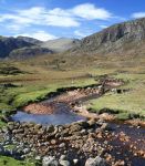 Un torrente sull'isola di Lewis and Harris, Scozia - In questa terra estrema pare quasi che il tempo si sia fermato: un torrente scorre lento e sinuoso fra i paesaggi di Lewis and Harris ...
