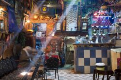 Un bar egiziano nel centro di Luxor, Egitto. Qui ci si ritrova per bere un te alla menta o una bibita e per fumare il narghilè - © Peter Adams Photography L / Shutterstock.com