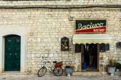 Un tradizionale caffé nel centro storico di Trani, Puglia - © Francesco Bonino / Shutterstock.com