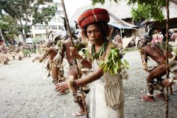 Un tradizionale gruppo di danzatori dalla provincia di Temotu, Honiara, isole Solomone. Le donne indossano un tipico copricapo da matrimonio - © Richard Majchrzak / Shutterstock.com
