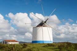Un tradizionale mulino a vento vicino a Odeceixe fotografato in primavera, Portogallo.
