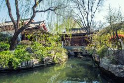 Un tradizionale parco cinese con laghetto e antiche costruzioni a Jinan, Cina.

