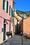 Un tradizionale vicolo del centro storico di Pieve Ligure, Genova. Spesso italianizzato in crosa, la creuza è il termine ligure utilizzato per indicare i viottoli stretti o le mulattiere ...
