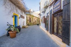 Un tradizionale vicolo nel centro storico di Kyrenia, Cipro, una delle destinazioni turistiche più popolari nel nord dell'isola - © Nejdet Duzen / Shutterstock.com