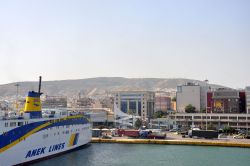 Un traghetto della Anek Lines ormeggiato al porto del Pireo a Atene, Grecia - © sangriana / Shutterstock.com