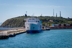 Un traghetto della Moby in arrivo al porto di Piombino dall'isola d'Elba, Toscana. Sullo sfondo le rovine degli altiforni abbandonati - © Dennis Wegewijs / Shutterstock.com