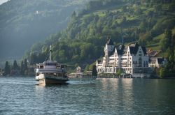 Un traghetto in arrivo al porto di Vitznau, Svizzera, in un pomeriggio soleggiato - © Blue Pebble / Shutterstock.com