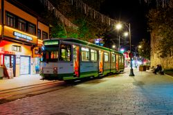 Un tram elettrico attraversa il centro storico di Bursa di notte, Turchia - © muratart / Shutterstock.com