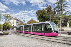 Un tram moderno per le vie di Digione, Francia.

