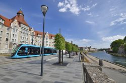 Un tram su Quai Veil Picard, il fiume Doubs River e il ponte Battant sullo sfondo: scorcio di Besancon (Francia) - © Denis Costille / Shutterstock.com