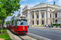 Un Tram sulla Ringstrasse davanti allo storico Burgtheater in centro a Vienna