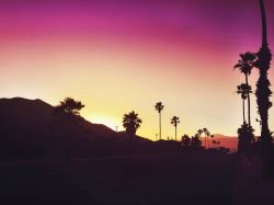 Un tramonto dai colori accesi sulla cittadina di Palm Springs, California.
