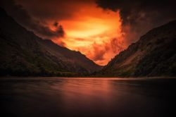 Un tramonto drammatico sul Lago Rovina nei pressi di Entracque in Piemonte.