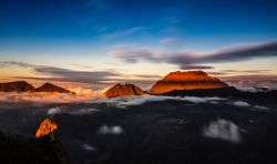 Un tramonto tropicale sull'isola de La Réunion, Isole Mascarene. Situata a est del Madagascar, quest'isola si trova nell'oceano Indiano.
