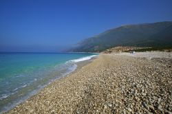 Un tratto con ghiaia della spiaggia di Drymades a Dhermi in Albania
