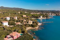 Un tratto costiero del borgo di Castiglioncello, Toscana, visto dall'aereo.
