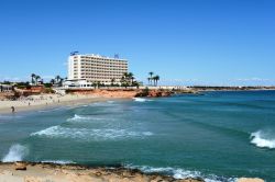 Un tratto costiero di Orihuela, Spagna. A partire dagli ultimi decenni, questa località della costa spagnola ha basato fortemente la sua economia anche sull'attività turistica ...