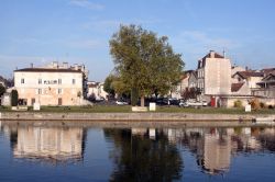 Un tratto del fiume Charente che scorre nella città di Cognac, Francia.
