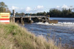 Un tratto del fiume Dordogna nel Comune di Bergerac, Francia. Qui, un segnale di pericolo nei pressi della diga - © Collette Worley / Shutterstock.com