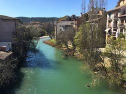 Un tratto del fiume Ega nella città di Estella, Spagna. E' un affluente dell'Ebro e scorre per 113 km. 
