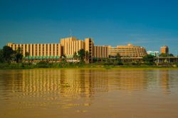 Un tratto del fiume Niger con sullo sfondo un grande edificio, Niger.

