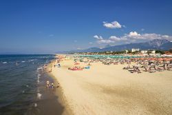 Un tratto del litorale a Marina di Pietrasanta, Toscana, con vacanzieri in relax.
