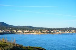 Un tratto del litorale a Six-Fours-les-Plages, Francia. Rinomata stazione balneare sin dagli inizi del Novecento, questa località è anche un'importante destinazione sportiva.
 ...