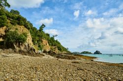 Un tratto del litorale di Cancale, Bretagna, Francia. Nel dipartimento Ille-et-Vilaine, in cui si trova Cancale, la principale attività economica è legata all'allevamento di ...