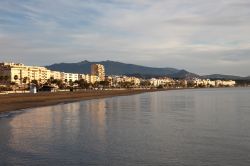 Un tratto del litorale di Estepona (Spagna) vista al crepuscolo. Estepona è una delle località marittime che impreziosiscono la Costa del Sol assieme a Marbella e Fuengirola.
 ...