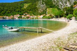 Un tratto del litorale di Trstenik, Dalmazia, Croazia - © RnDmS / Shutterstock.com