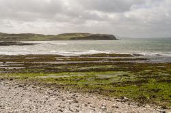 Un tratto del litorale ghiaioso dell'isola di Rathlin, Irlanda del Nord.
