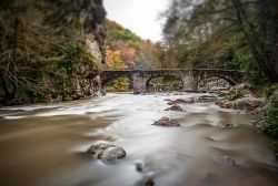 Un tratto del Rio Otito nella regione di Guipuzcoa, Spagna. Sullo sfondo, un antico ponte in pietra.
