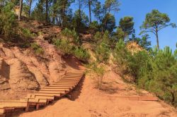 Un tratto del Sentiero delle Ocre, nei dintorni di Roussillon, in Provenza. Ci sono due percorsi segnalati per immergersi nel mondo dell'ocra allo stato naturale: uno è più ...