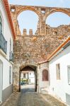 Un tratto della antiche mura di fortificazione del villaggio portoghese di Serpa.
