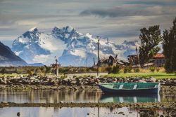Un tratto della cittadina costiera di Puerto Natales con la Cordigliera innevata sullo sfondo, Cile.

