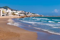 Un tratto della costa della cittadina di Sitges, Spagna. Oggi è una delle destinazioni popolari per la cultura gay e lesbica essendo uno dei luoghi più conosciuti dalla comunità ...