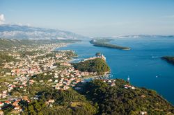 Un tratto della costa dell'isola di Rab visto dall'alto, Croazia. A sud il territorio dell'isola si presenta con una vegetazione tipicamente mediterranea ricca e lussureggiante.

 ...
