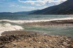 Un tratto della costa di Albenga con le colline sullo sfondo, Liguria.



