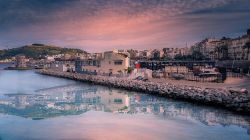 Un tratto della costa di Ceuta al tramonto riflessa nelle acque del Mediterraneo, nord del Marocco.

