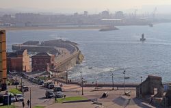 Un tratto della costa di Gijon, nord della Spagna. Pesca, commercio e in seguito turismo hanno decretato il successo economico di questa cittadina - © Andrew Babble / Shutterstock.com