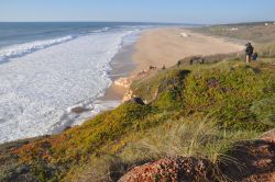 Un tratto della costa di Nazaré, Portogallo. Nota località balneare della Costa d'Argento, questo villaggio di pescatori è divenuto celebre per la sua posizione che ...