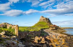 Un tratto della costa di Northumberland (inghilterra) con il castello di Lindisfarne sulla cima.
