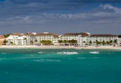 Un tratto della costa di Playa del Carmen (Messico) e dei suoi edifici visti da una barca nell'oceano.

