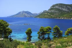 Un tratto della costa e del mare blu che lambisce la penisola di Peljesac, Croazia.
