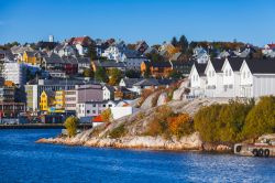 Un tratto della costa norvegese di Kristiansund, Norvegia, con le sue case in legno colorate abbarbicate sulla roccia.



