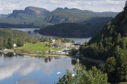 Un tratto della costa norvegese nei dintorni di Kristiansand, Norvegia.  