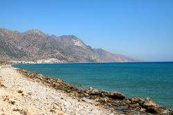 Un tratto della costa rocciosa dell'isola di Kos, Grecia - © Pawel Kielpinski / Shutterstock.com